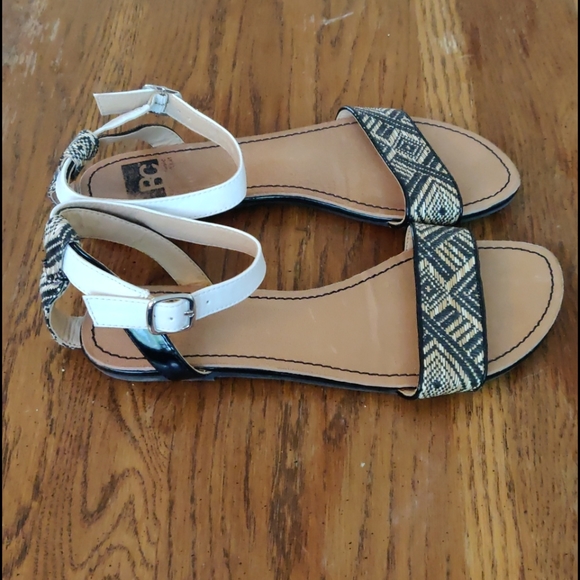 EUC BC woven tribal sandals - Picture 3 of 5